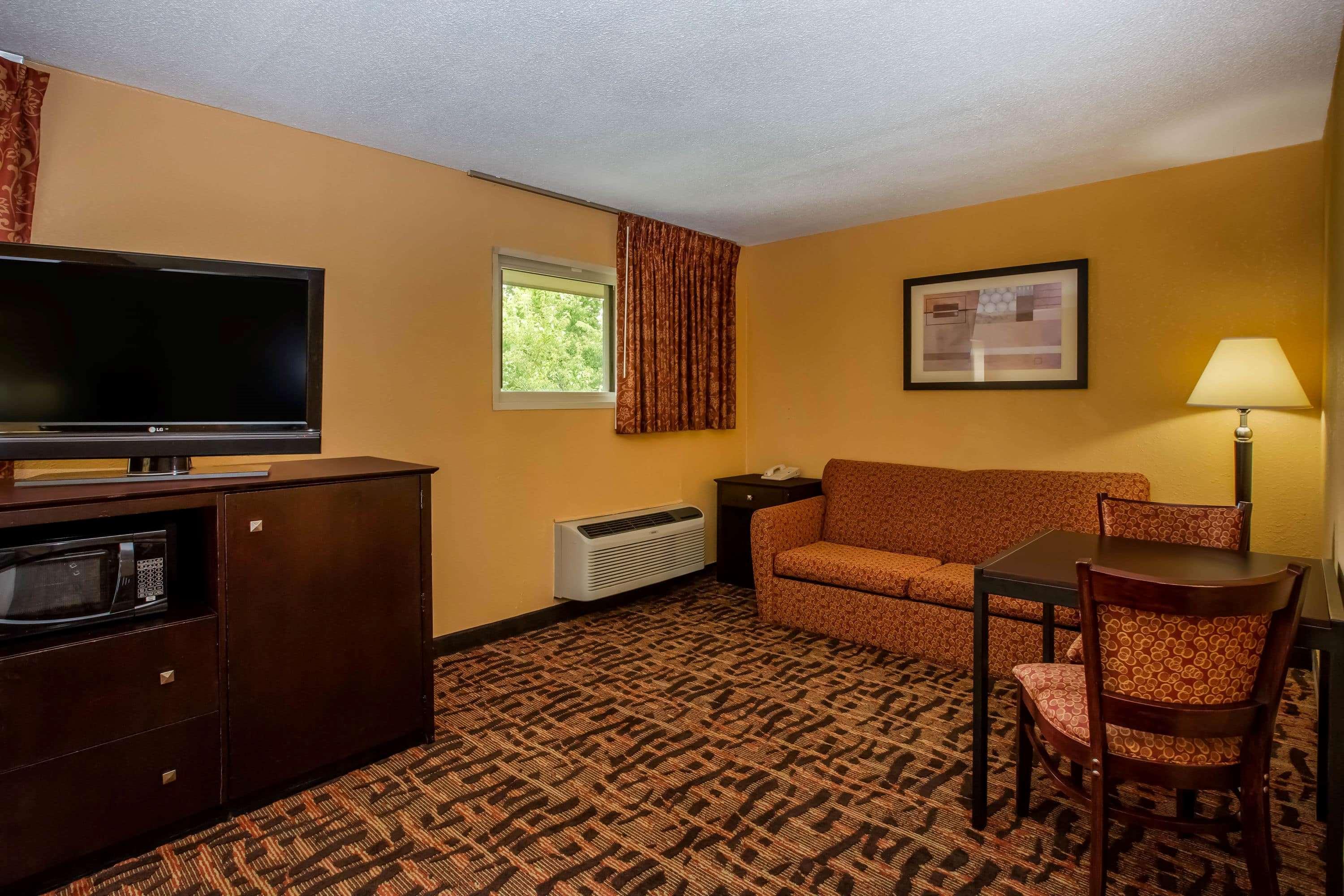 Super 8 By Wyndham Ku Hotel