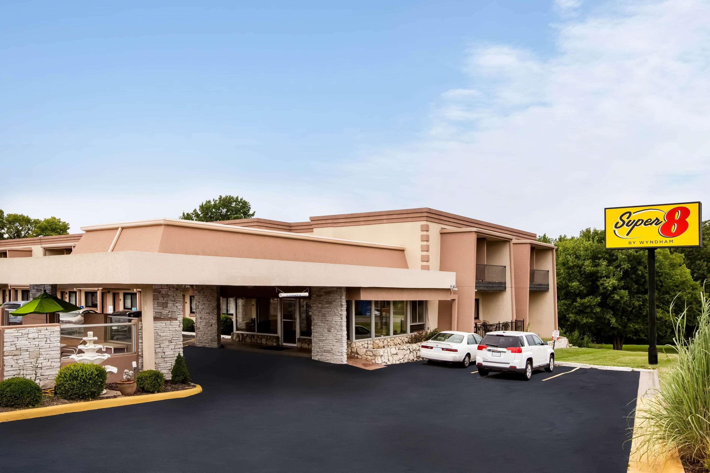 Super 8 By Wyndham Ku Hotel