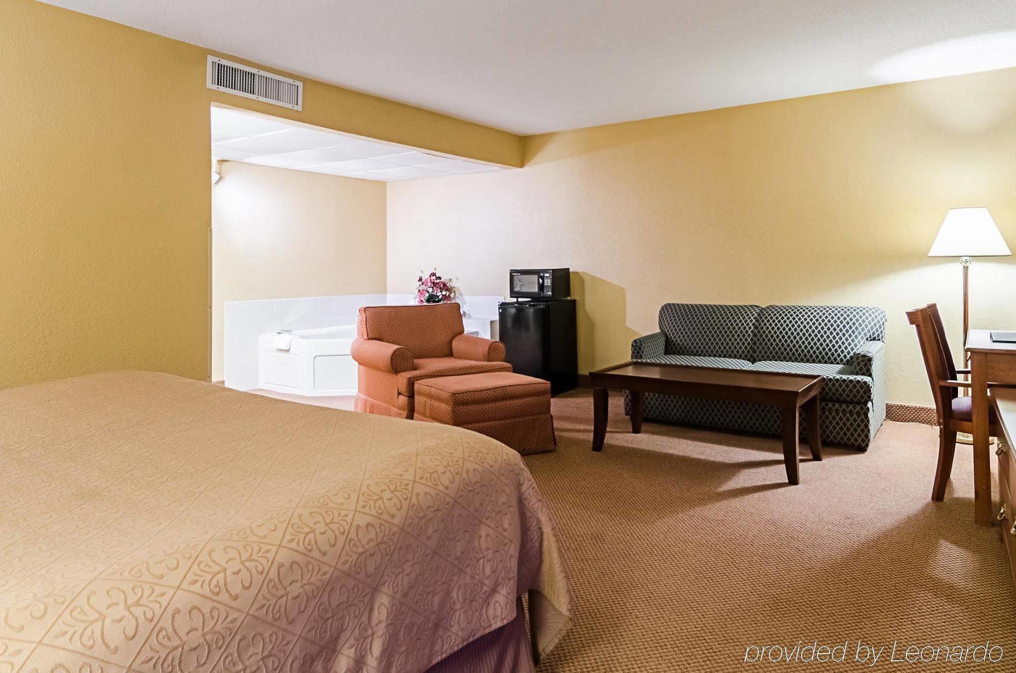 Super 8 By Wyndham Ku Hotel